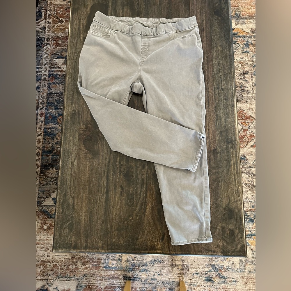 Chicos stretch pull on pants size 3.5R lt gray